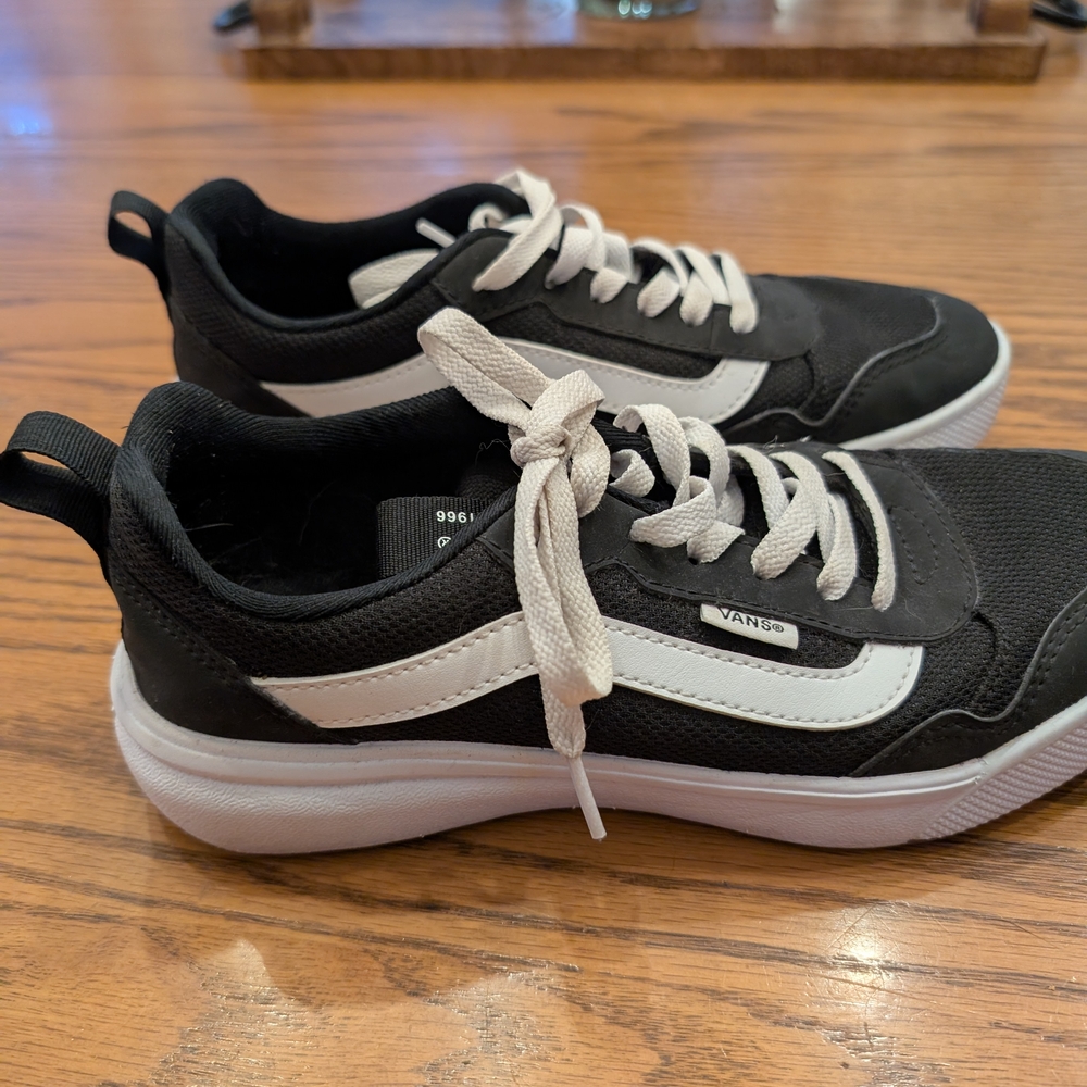 Ladies Vans Black and White Casual Sneakers Sz 8